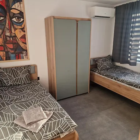 Family House * Μπουργκάς