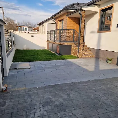 Family House * Μπουργκάς